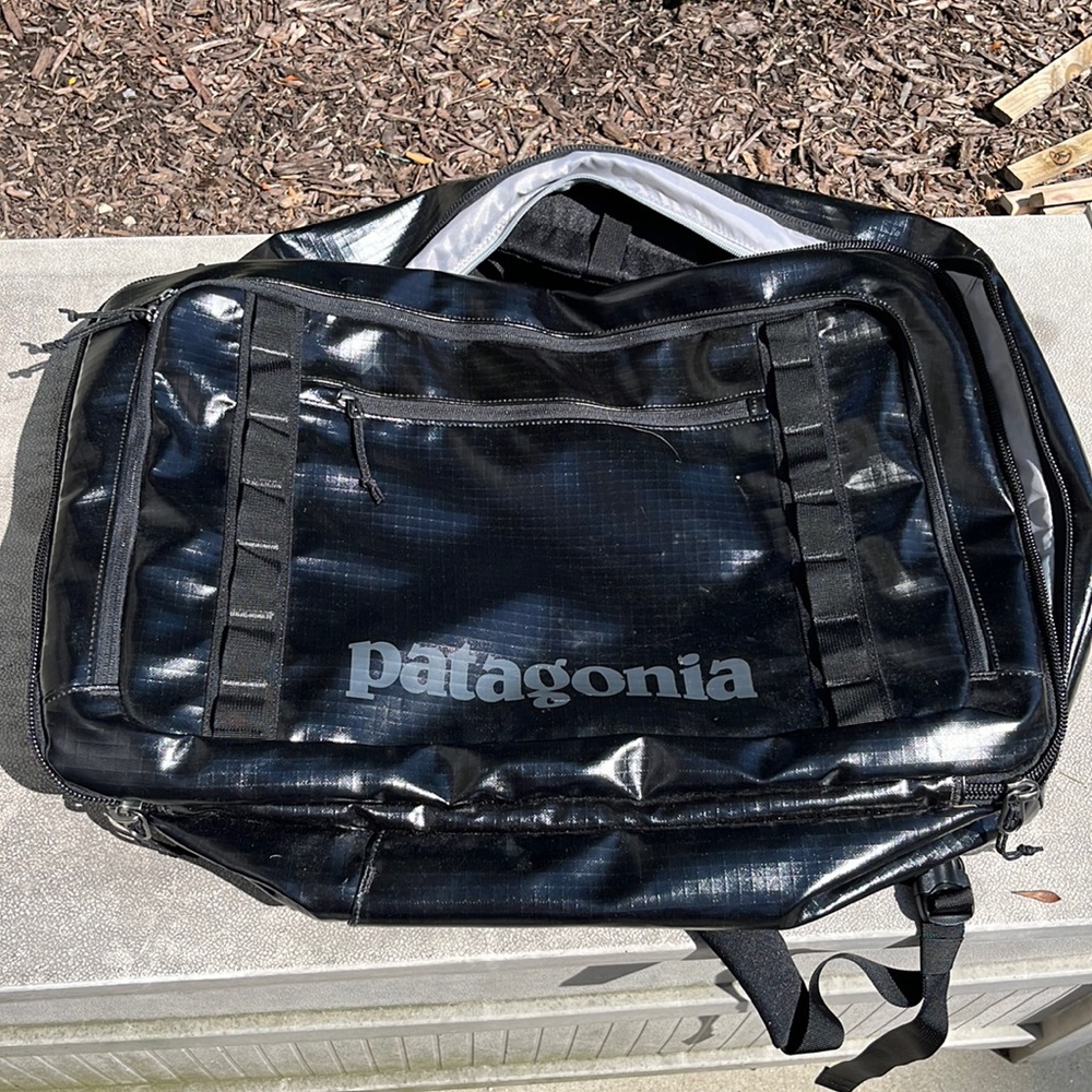 *RARE* Patagonia black hole luggage bag, great condition!!!